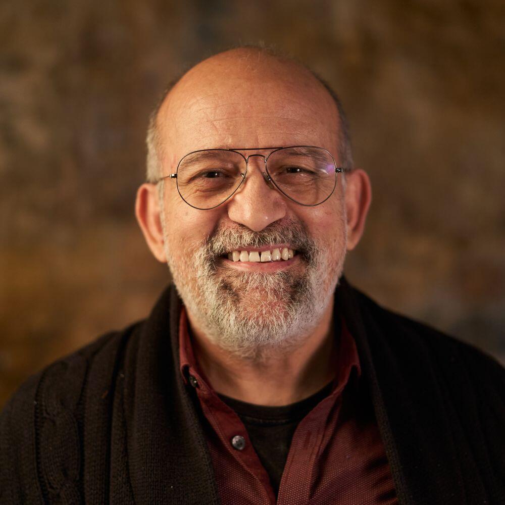 portrait of a middle aged caucasian smiling man lo AUU2WEJ 1